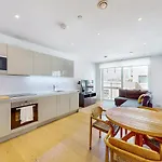 Chic 1 Bed Flat With Balcony Walking Distance To Tube