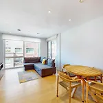Chic 1 Bed Flat With Balcony Walking Distance To Tube