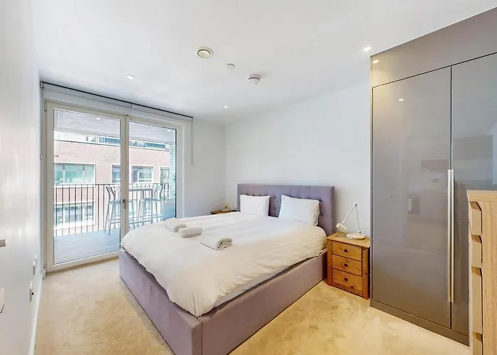 Chic 1 Bed Flat With Balcony Walking Distance To Tube