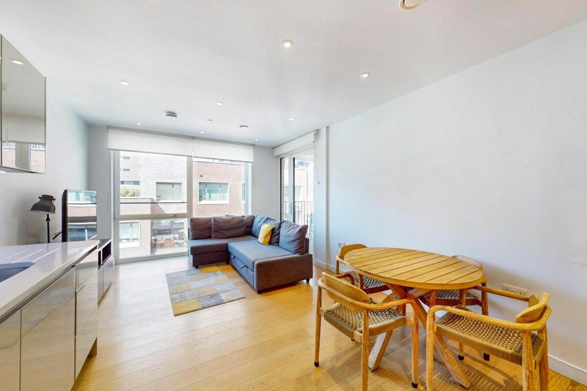 Chic 1 Bed Flat With Balcony Walking Distance To Tube * London